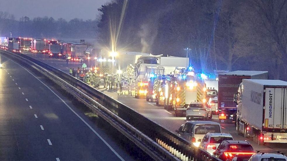 Bei zwei Unfällen direkt hintereinander sind am Dienstagmorgen auf der Autobahn 1 bei Dinklage im Kreis Vechta zwei Menschen gestorben. Foto: DPA/Nord-West-Media TV