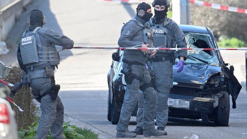 Todesfahrt in Mannheimer Fußgängerzone: Ein Taxifahrer soll den Tatverdächtigen gestoppt haben. Foto: dpa/BORIS ROESSLER