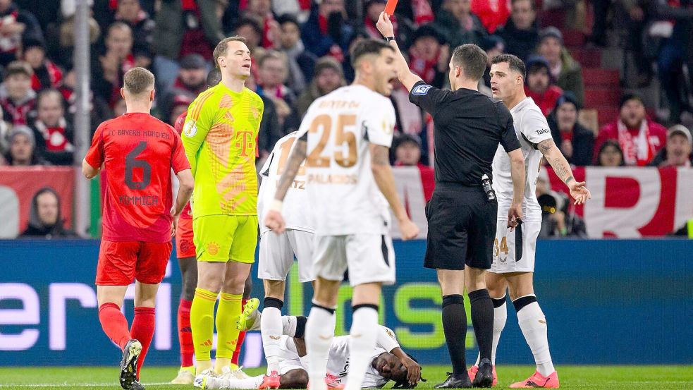 Schlüsselszene im Pokal-Duell: Bayern-Torwart Manuel Neuer sieht die Rote Karte nach einem Foul außerhalb des Strafraums. Foto: Tom Weller/dpa