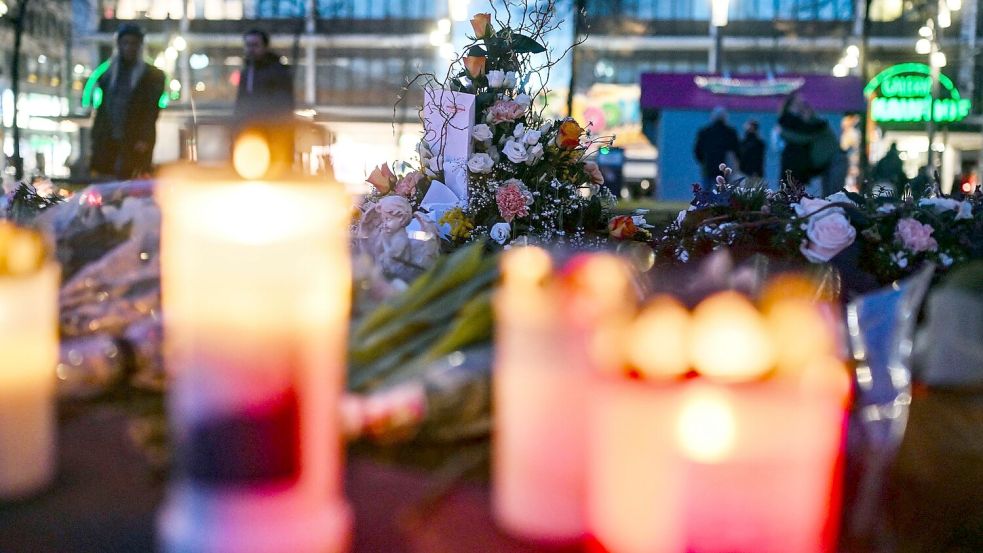 Mit Blumen und Kerzen wird nach der Todesfahrt der Opfer gedacht. Foto: Uli Deck/dpa