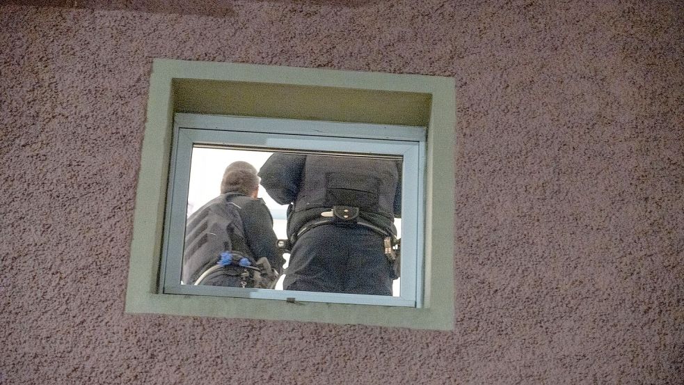 Die Ermittler haben die Wohnung des Tatverdächtigen durchsucht. Foto: Ferdinand Merzbach/NEWS5/dpa