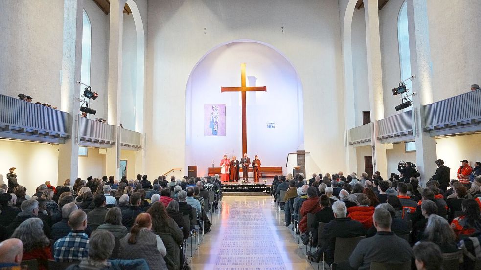 Bei einem Gedenkgottesdienst erinnerten viele Menschen an die Toten. Foto: Andreas Henn/Evangelische Kirche Mannheim/dpa