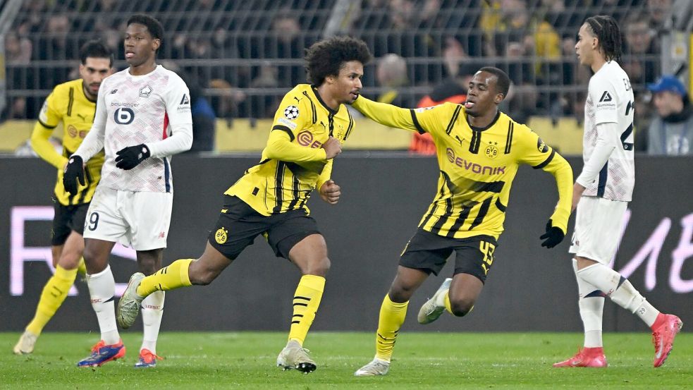 Karim Adeyemi trifft zur Führung von Borussia Dortmund. Foto: Federico Gambarini/dpa