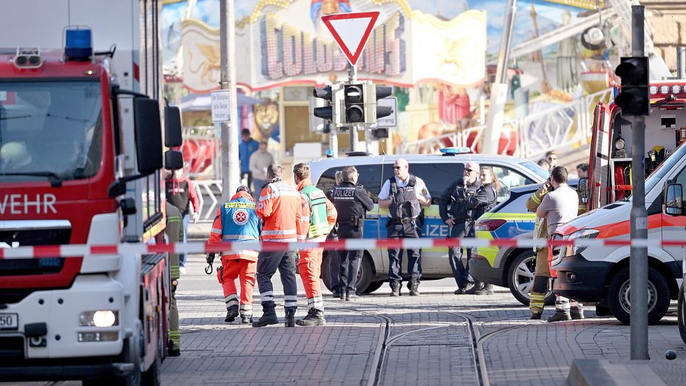 Von ihrem Standort aus schauten Günter Harders und Ilona Harders-Bluhm auf die Buden des Fasnachtsmarkts. Dort fuhr der Todesfahrer in Passanten hinein. Und: „Dort wären wir auch hingegangen, wenn wir ein paar Minuten eher dort gewesen wären“, so Harders. Foto: Roessler/dpa