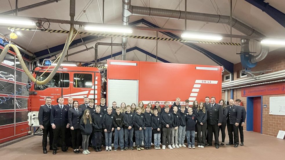 Gruppenfoto der Jugendfeuerwehr Ramsloh mit den Führungskräften. Foto: Giehl/Feuerwehr Saterland