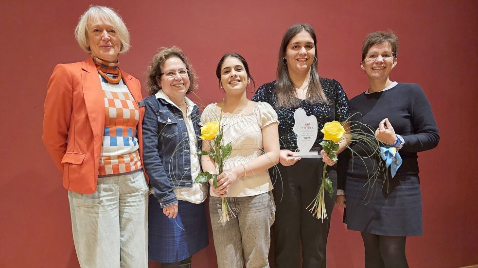 Die Laudatorinnen Dr. Andrea Caby (von links) und Dr. Stella Nieto-Ernst freuen sich mit den Trägerinnen des „Young Women in Leadership Award“ Harleen Kaur und Zorah Bousri sowie Zonta-Präsidentin Susanne Tertilt. Foto: privat