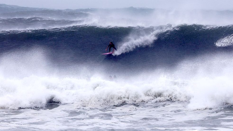 Surfer waren begeistert von den Monsterwellen, die schon vor der Ankunft von „Alfred“ auf die Küsten zurollten. Foto: Jason O’brien/AAP/dpa