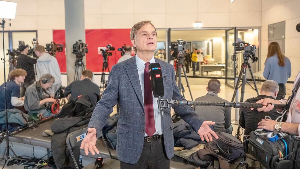 Der Erste Parlamentarische Geschäftsführer der AfD-Fraktion Bernd Baumann kündigt eine mögliche Klage wegen der geplanten Abstimmungen im Bundestag an. Foto: Michael Kappeler/dpa