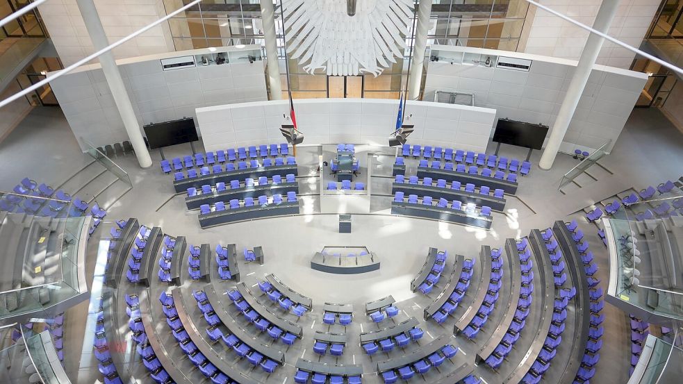 Im Bundestag muss umgebaut werden. Es gibt weniger Sitze und Parteien im neugewählten Parlament. Foto: Michael Kappeler/dpa