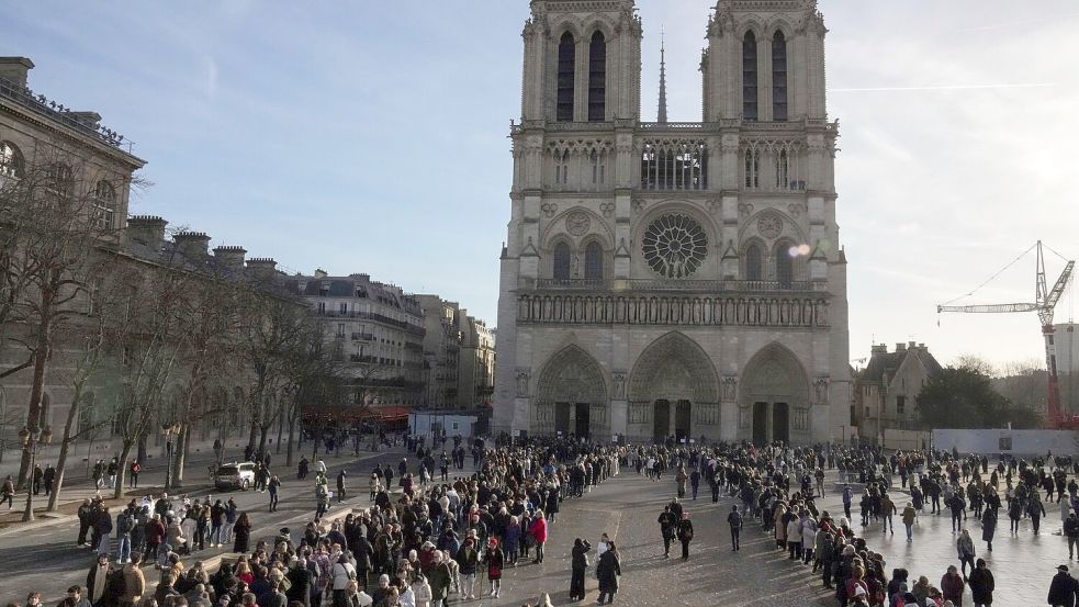 Original-Steine der Kathedrale werden verlost Foto: Thibault Camus/AP/dpa