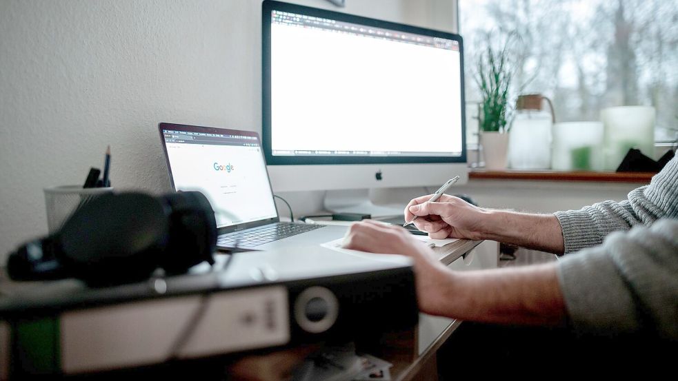 Die Arbeit im Homeoffice erleichtert es Beschäftigten, Beruf und Privatleben zu vereinbaren. Foto: Fabian Strauch/dpa/dpa-tmn