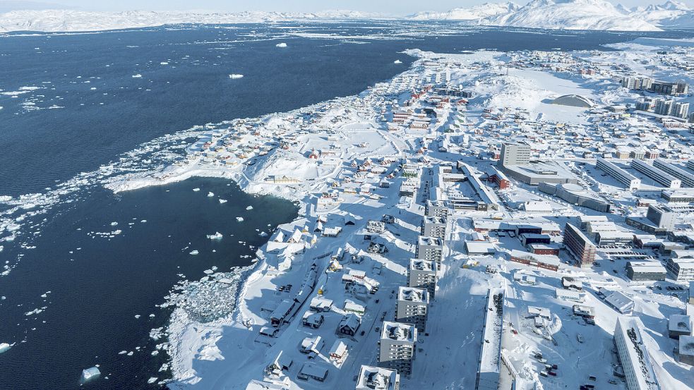 Schneebedeckte Häuser in der grönländischen Hauptstadt Nuuk. Foto: DPA/Evgeniy Maloletka