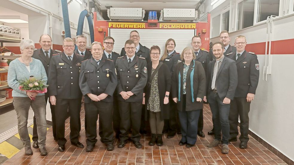 Die Mitglieder, Gäste, Gewählten und Geehrten auf der Jahreshauptversammlung der Feuerwehr Folmhusen waren (von links): Ilona Harders, Joachim Harders, Holger Bleicher, Joachim Lassahn (stellvertretender Gemeindebrandmeister), Theo Groeneveld, Frank Köster, Manfred Bleicher, Gemeindebrandmeister Frank Harms, Folmhusens Ortsbürgermeisterin Bärbel Bleicher-Dust, Ilka Feldkamp, Gaby Ostholthoff (stellvertretende Bürgermeisterin von Westoverledingen), Daniel Freesemann (stellvertretender Ortsbrandmeister), Fachbereichsleiter Florian Tautrich, Ortsbrandmeister René Funk (Ortsbrandmeister) und Jens Loerts. Foto: Bruns/Feuerwehr Westoverledingen.