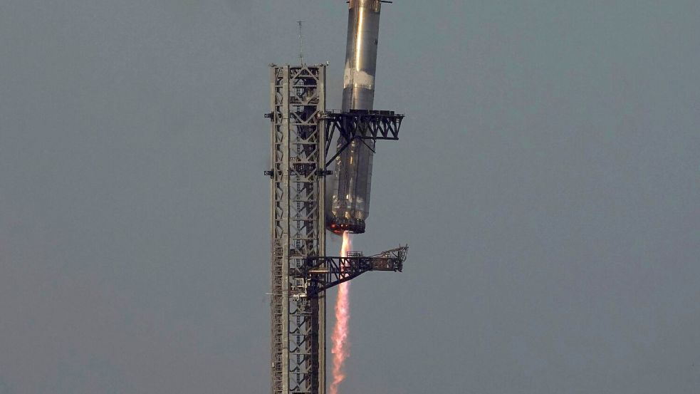 Die untere Stufe des Starship landet wie vorgesehen. Foto: Eric Gay/AP/dpa