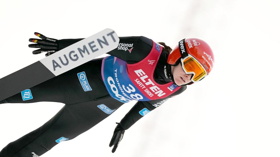 Selina Freitag ist die beste deutsche Skispringerin in Trondheim. Foto: Matthias Schrader/AP/dpa