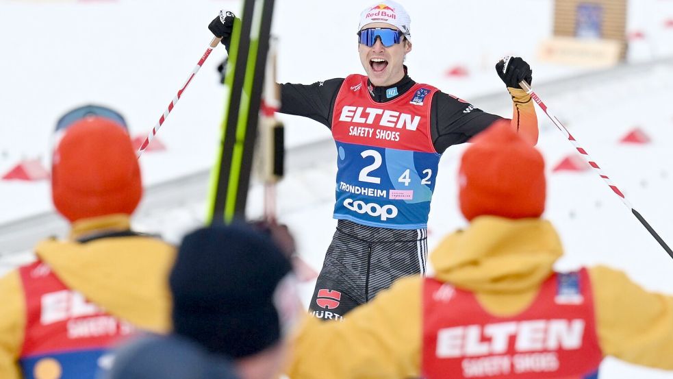 Vinzenz Geiger (M) läuft jubelnd in die Arme seiner Weltmeister-Kollegen. Foto: Hendrik Schmidt/dpa