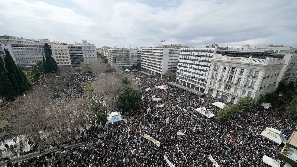 Hunderttausende gingen für die Aufklärung des Zugunglücks auf die Straße. Foto: Thanassis Stavrakis/AP/dpa