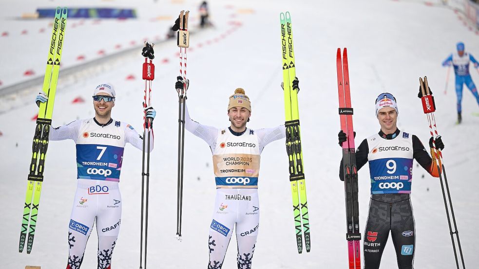 Vinzenz Geiger (r) gewinnt seine vierte Medaille von Trondheim. Foto: Hendrik Schmidt/dpa