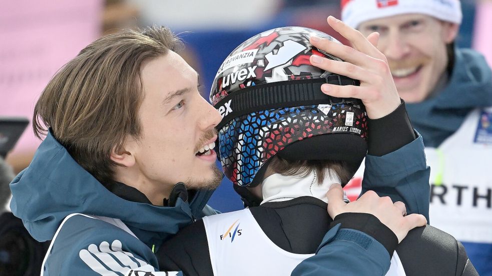 Erst glücklich, dann disqualifiziert: Johann André Forfang (l) und Marius Lindvik (r). Foto: Hendrik Schmidt/dpa