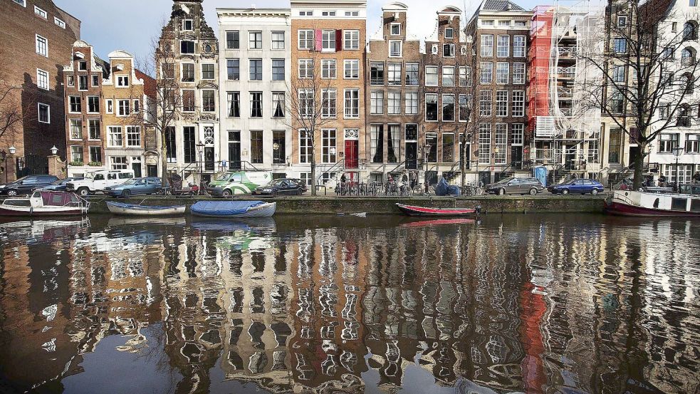 Bald sollen auf den Grachten in Amsterdam nur noch emissionsfreie Boote unterwegs sein (Archivbild). Foto: picture alliance / dpa