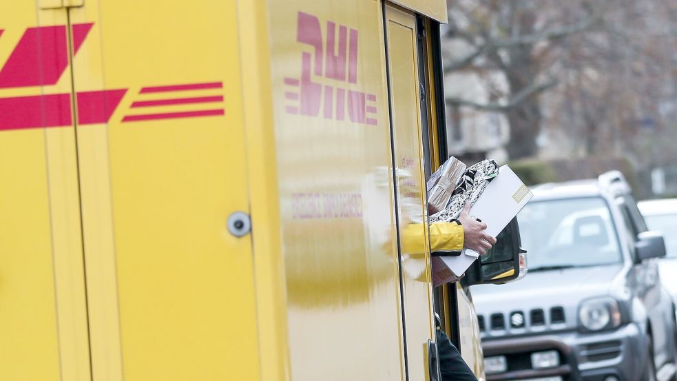 Ein Paketbote liefert Pakete aus - mancherorts waren Bundesbürger verärgert über die Qualität der Zustellung. Foto: Jan Woitas/zb/dpa