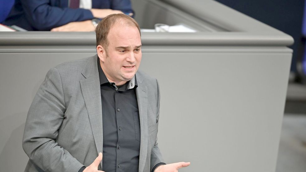 Der SPD-Bundestagsabgeordnete Sebastian Roloff warnt vor möglichen Folgen des Personalabbaus bei der Post. Foto: Rabea Gruber/dpa