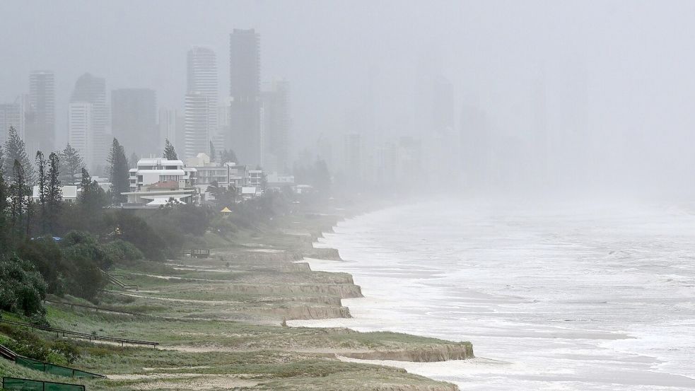 Die hohen Wellen zerstörten bei Touristen beliebte Strände an der Gold Coast. Foto: Dave Hunt/AAP/dpa