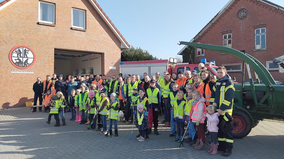 Ein Gruppenfoto wurde zu Beginn der Aktion in Holte gemacht. Foto: Scherzer