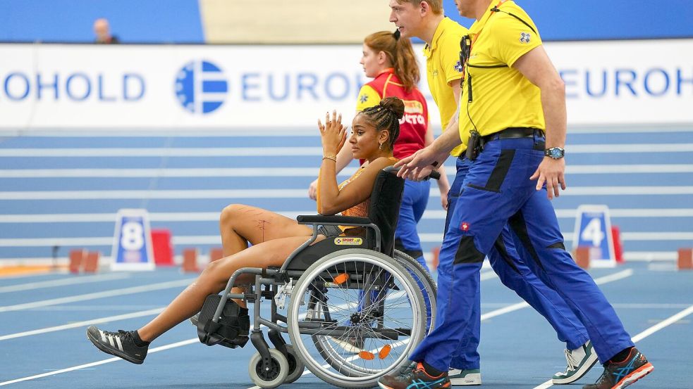 Weitspringerin Mikaelle Assani stürzte beim Anlauf zum letzten Versuch. Foto: Peter Dejong/AP/dpa