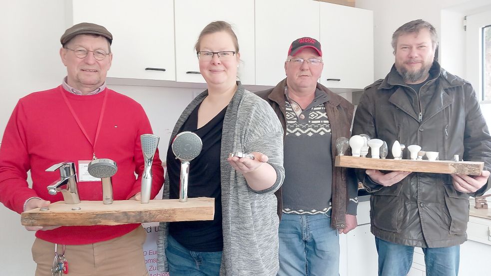 v.l. Hans Kremer, Dana Knipper, Günter Drieling und Alexander Hülper, Klimamanager der Gemeinden Rhauderfehn, Ostrhauderfehn und der Samtgemeinde Jümme, präsentieren Einsparhilfen für Energie und Portemonnaie.