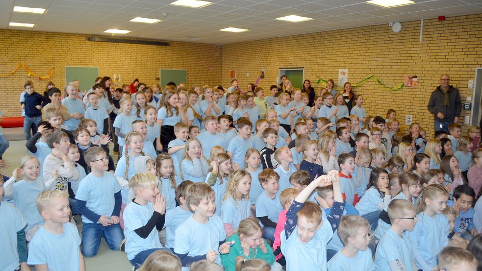 Nachdem sich der Vorhang in der Aula geöffnet hatte, sah man nur noch jubelnde und sich freuende Kinder, die beim Anblick der Spielsachen förmlich ausrasteten. Foto: Weers