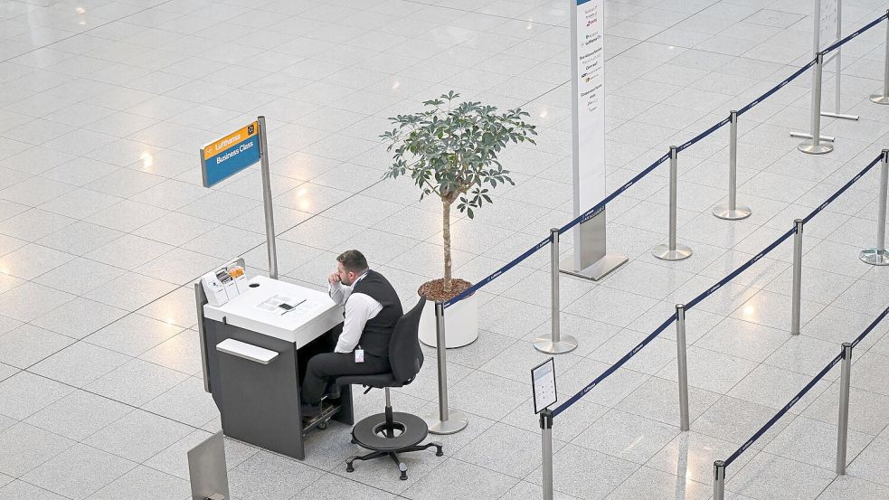 Seit 0.00 Uhr sind Beschäftigte aus dem öffentlichen Dienst der Flughafenbetreiber, den Bodenverkehrsdiensten und den Luftsicherheitsbereichen in verschiedenen Tarifkonflikten im Ausstand. Foto: Peter Kneffel/dpa