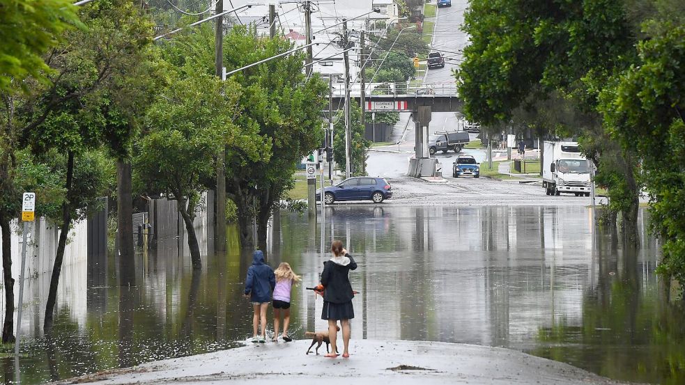 In der Millionenstadt Brisbane sind viele Straßen überschwemmt. Foto: Jono Searle/AAP/dpa