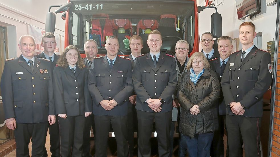 Die Kameraden der Feuerwehr Steenfelde und Gäste stellten sich zum Gruppenbild auf. Foto: privat