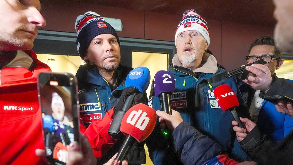 Sprechen in Trondheim: Trainer Brevig und Sportdirektor Aalbu. Foto: Terje Pedersen/NTB/dpa