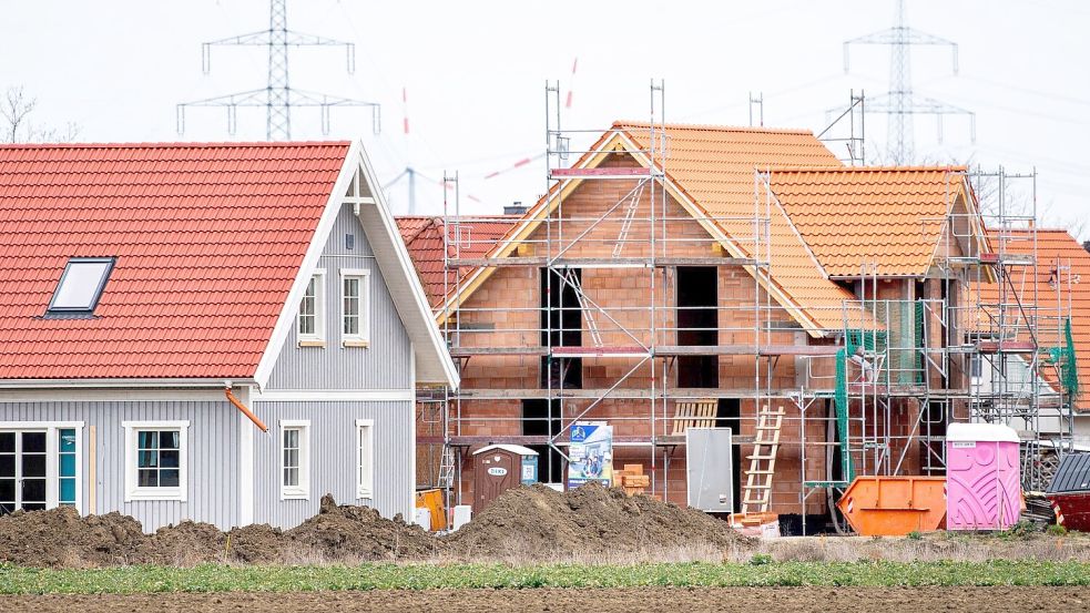 Verbraucher müssen wieder deutlich höhere Zinsen für Immobilienkredite zahlen. (Archivbild) Foto: Hauke-Christian Dittrich/dpa