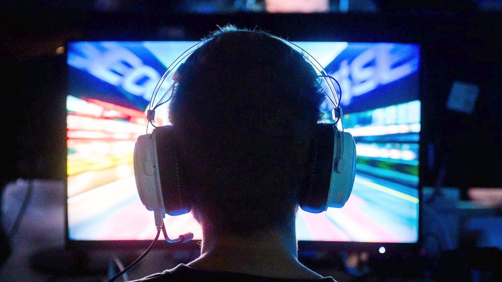 Ein Computerspieler bei der Messe Gamevasion in Hannover 2024. Foto: Julian Stratenschulte/dpa