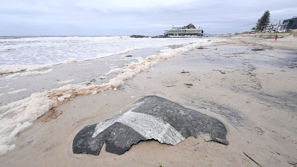 „Alfred“ hat hunderte Kilometer Strand erodiert. Foto: Dave Hunt/AAP/dpa