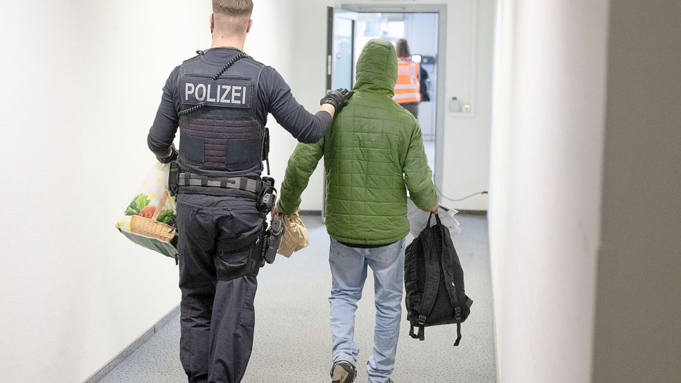 Kooperieren abgelehnte Asylbewerber nicht, könnten nach dem neuen Vorschlag Sanktionen drohen. (Archivbild) Foto: Boris Roessler/dpa