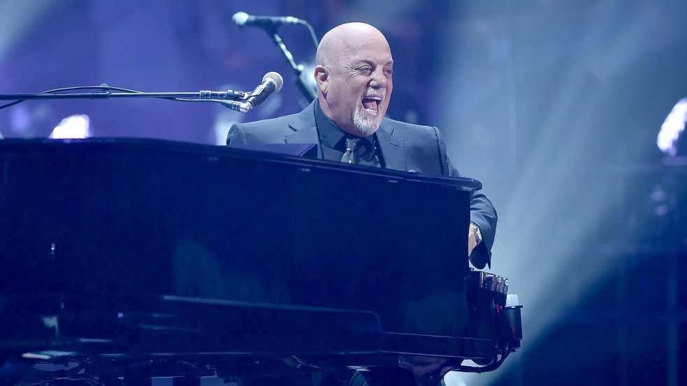 Der „Piano Man“ Billy Joel muss seine laufende Tournee aus gesundheitlichen Gründen unterbrechen (Archivfoto) Foto: Evan Agostini/Invision/AP/dpa