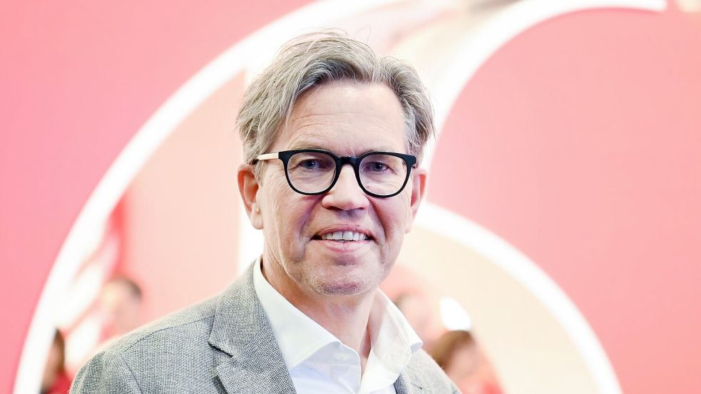 Vodafone-Deutschlandchef Marcel de Groot wirbt um die früheren Kunden, die einst für das Fernsehsignal bezahlt haben - und es nun in wohl vielen Fällen nicht mehr tun. Foto: Wolf von Dewitz/dpa