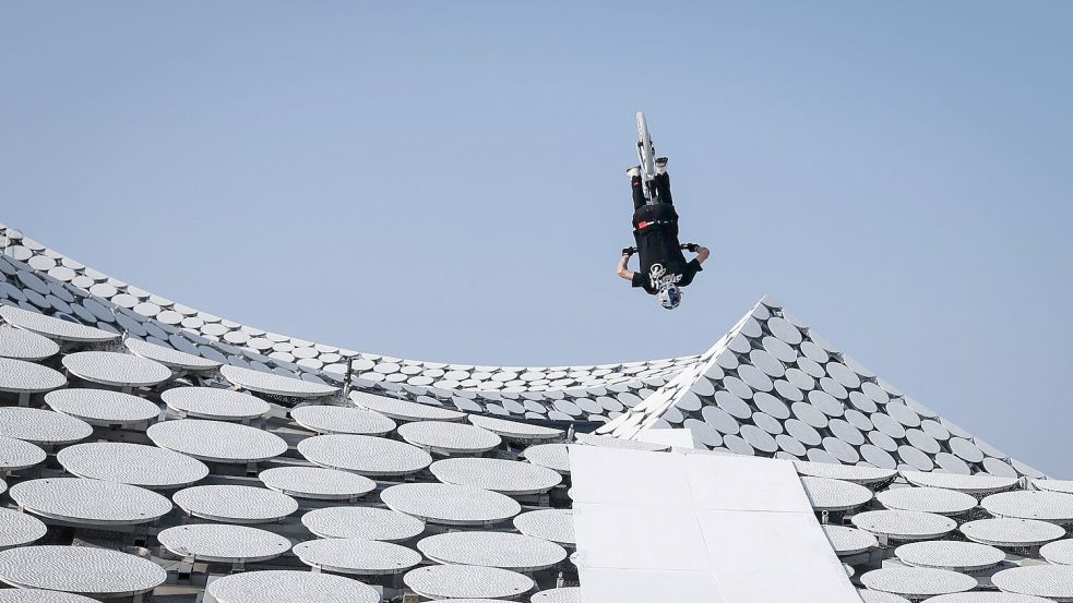 Das hat vor ihm noch keiner gemacht: Fabio Wibmer fährt auf dem Dach der Elphi und macht einen Rückwärtssalto. Foto: Christian Charisius/dpa