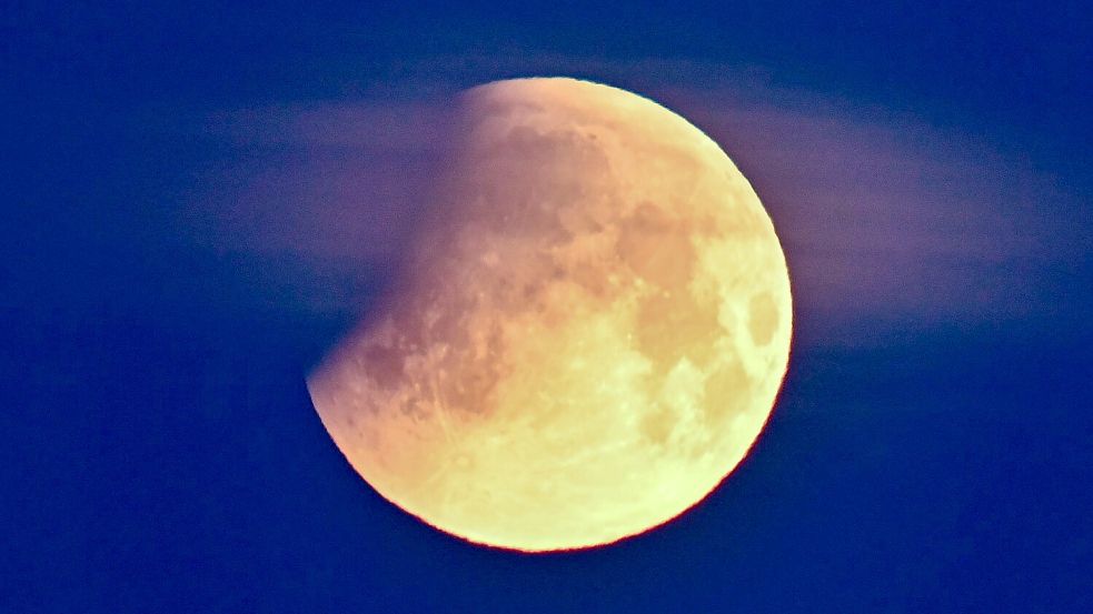 Durch den Erdschatten verdunkelt sich der Mond. (Archivbild) Foto: Patrick Pleul/dpa