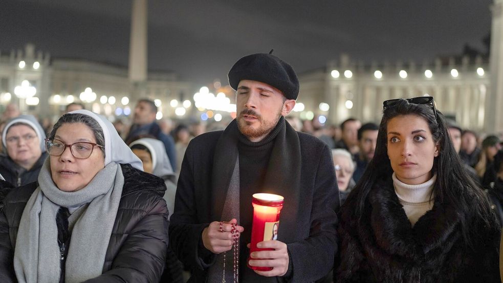 Gläubige beten auf dem Peterplatz für Franziskus (Archivbild). Foto: Mosa’ab Elshamy/AP/dpa