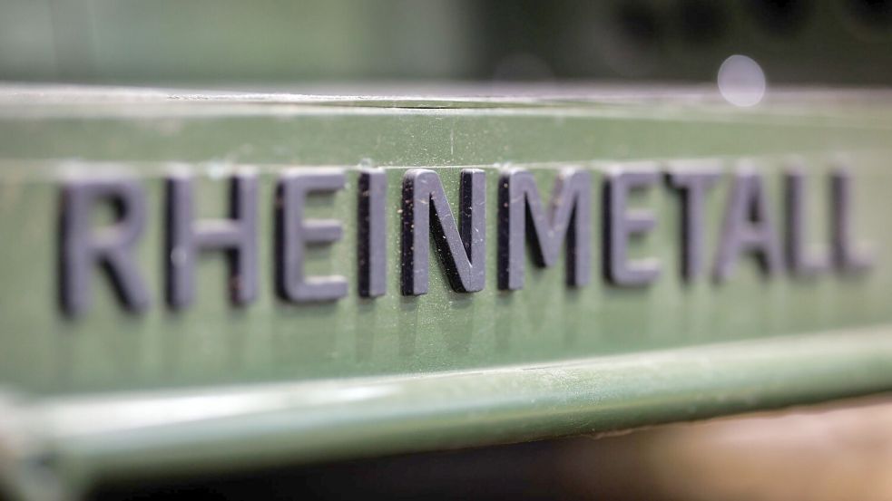 Rheinmetall-Logo auf einem Militärfahrzeug - die Nachfrage nach den Rüstungsgütern des Düsseldorfer Unternehmens ist stark gestiegen. Foto: Daniel Karmann/dpa