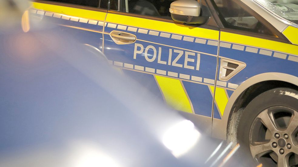 Für alle im Polizeifunk gut hörbar soll ein Polizist im Kreis Pinneberg mehrfach den Ausspruch „Heil Hitler“ benutzt haben. Jetzt steht er vor Gericht. Foto: IMAGO / Maximilian Koch