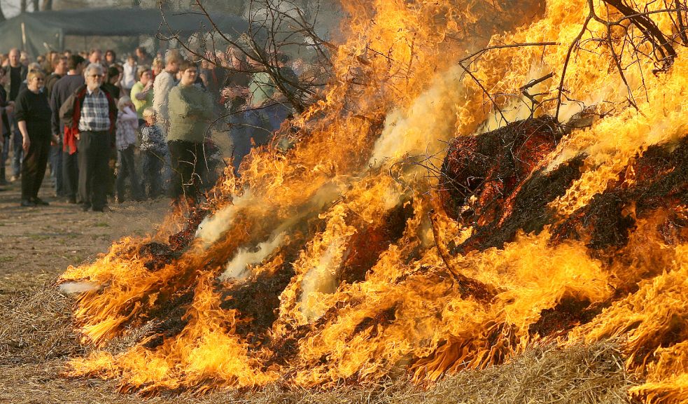 Bei Osterfeuern in den Ortsteilen passen die Feuerwehrleute auf, dass nichts Unerlaubtes verbrannt wird. Foto: Ortgies/Archiv