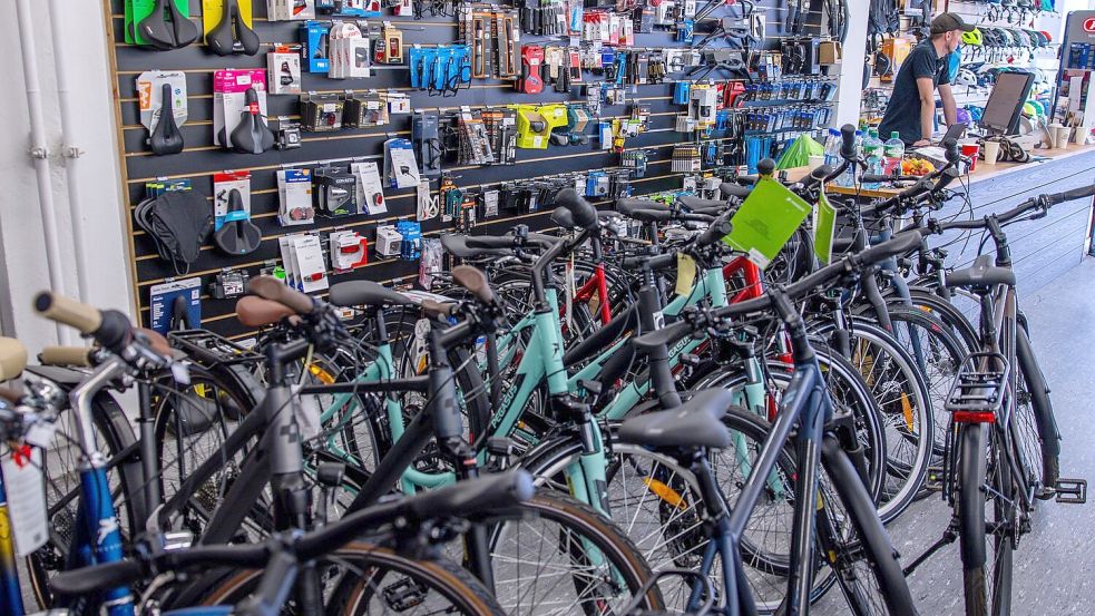 Der Fahrradhandel leert seine Lager. Foto: Jens Büttner/dpa