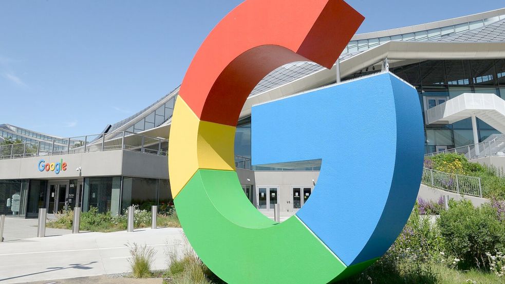 Google hat zwei neue Varianten seines KI-Systems Gemini vorgestellt, die das Fundament für eine neue Generation von hilfreichen Robotern legen sollen. (Archivbild) Foto: Andrej Sokolow/dpa