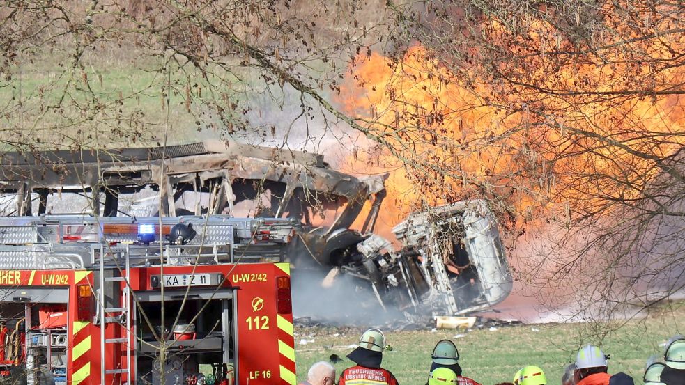 Ein Tanklaster und eine Stadtbahn stehen nach einer Kollision in Flammen. Foto: Rene Priebe/dpa